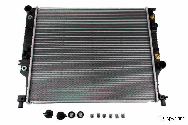 Radiator for Mercedes-Benz ML550 5.5L V8 Base GAS 2011 2010 2009 2008 P-611137